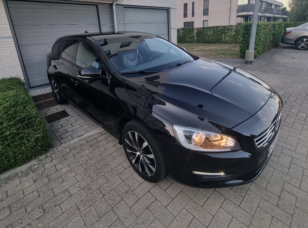 Volvo V60  1.5 T2 Black, Autos, Volvo, Achat, 139 g/km, Euro 6, Entretenue par le concessionnaire