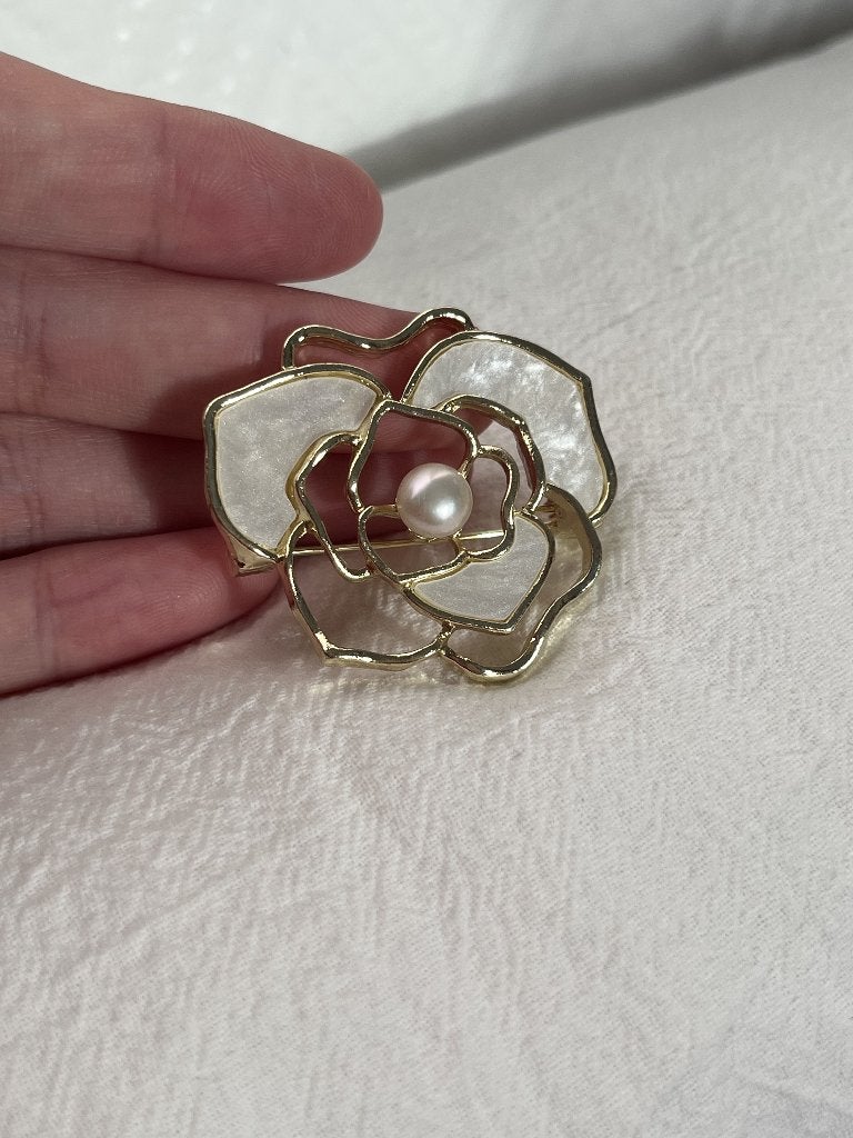 Camelia Broche met Parelmoer & Zoetwaterparel, Ophalen of Verzenden, Zo goed als nieuw, Wit