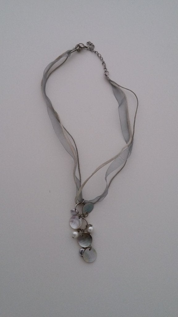 Wit/grijze ketting NIEUW!, Handtassen en Accessoires, Ophalen of Verzenden, Zo goed als nieuw, Grijs, Overige materialen