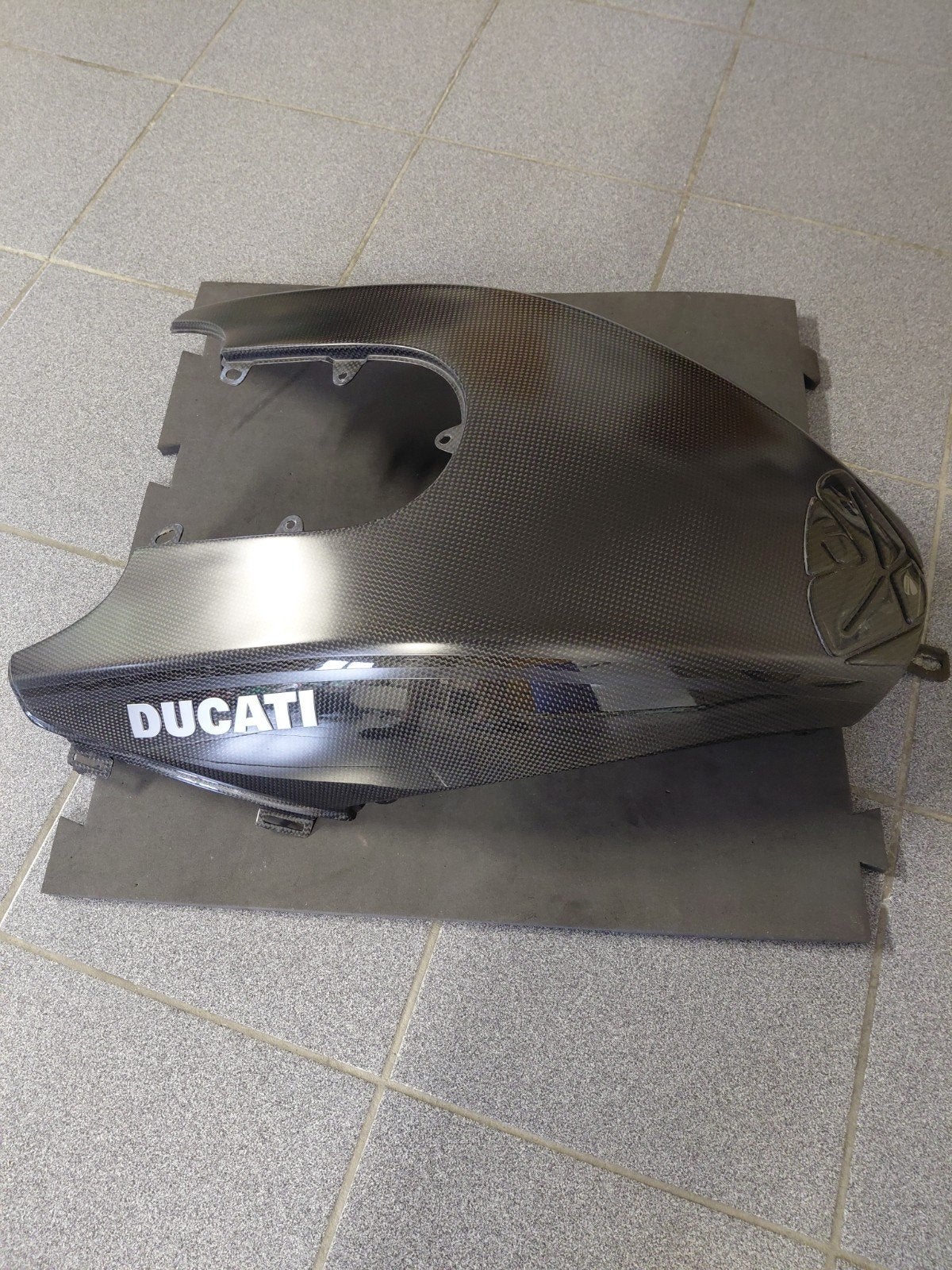 Ducati Diavel carbon tankdeksel, Fietsen en Brommers, Brommeronderdelen | Zundapp, Ophalen, Zo goed als nieuw, Tank