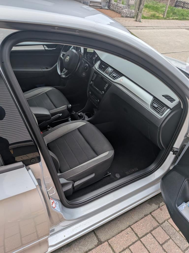 Skoda rapid hatchback, Autos, Argent ou Gris, Achat, Euro 6, Boîte manuelle