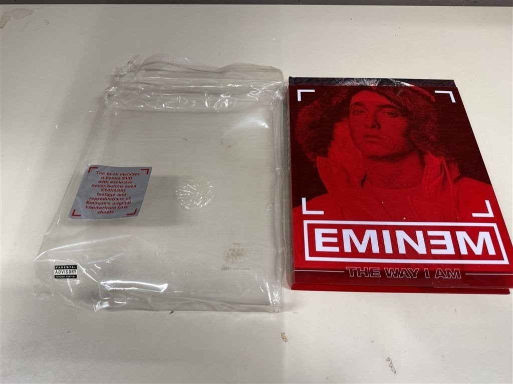 EMINEM - The Way I Am - Hardback met plastic hoes, Livres, Musique, Comme neuf, Enlèvement ou Envoi