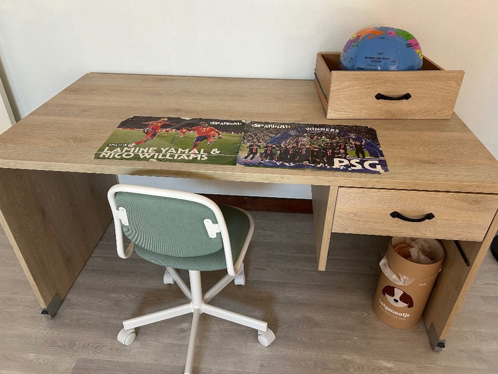 Bureau (met een klein krakje), Maison & Meubles, Bureau d'écolier, 150 cm, Enlèvement, Avec roues