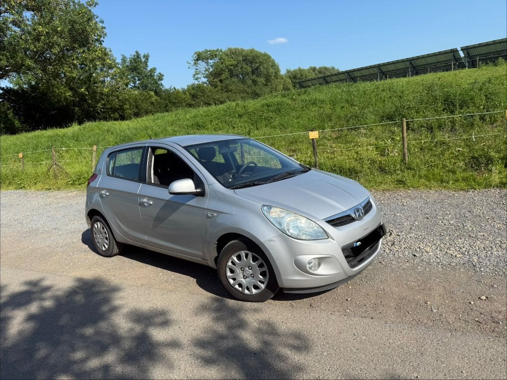 Hyundai i20  1,3ess  99000 km 2009, 57 kW, Achat, 4 portes, Noir