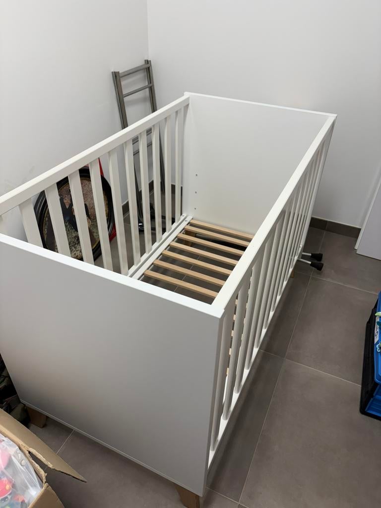 Babybedje wit met houten pootjes, Kinderen en Baby's, Ophalen, Zo goed als nieuw, Ledikant