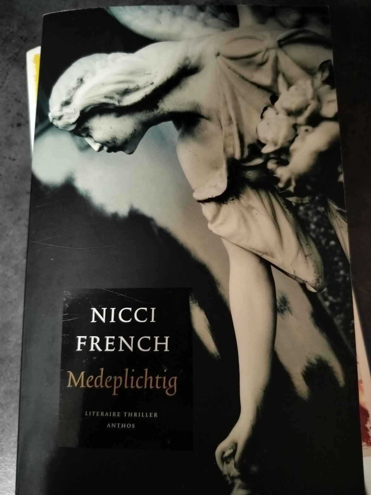 Medeplichtig - Nicci French, Enlèvement ou Envoi, Nicci French