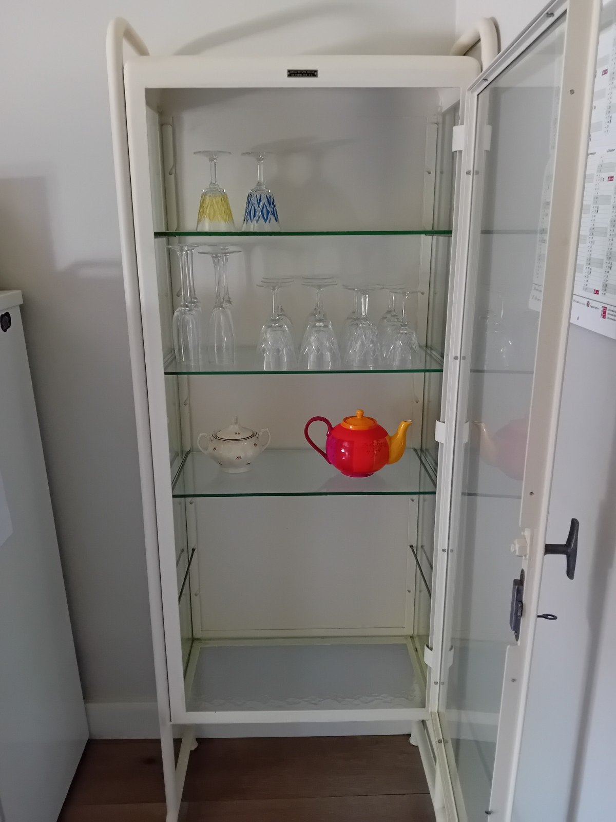 Originele apotheekkast in metaal, in propere staat, Ophalen, Met deur(en), 50 tot 100 cm, Zo goed als nieuw