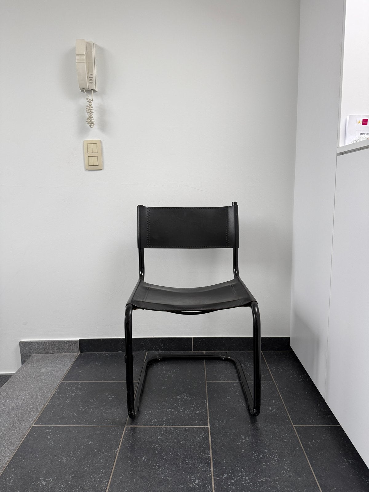 Set van 6 vintage zwarte stoelen – retro / sledeframe, Ophalen, Gebruikt, Zwart