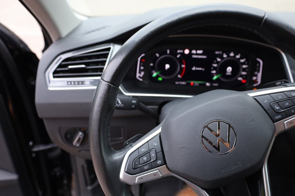 VW Tiguan Life Business 64.500 km, 1998 cc, Stof, 4 cilinders, Zwart