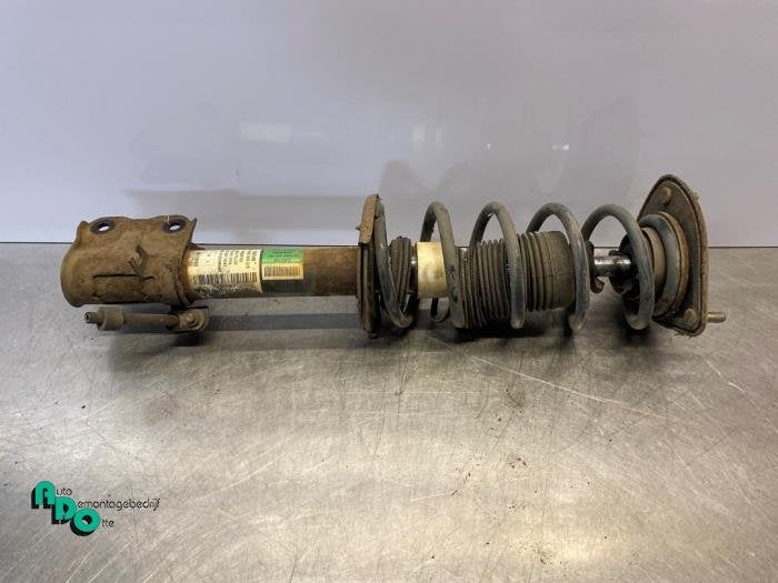Schokdemperpoot links-voor van een Mitsubishi Colt (Colt 08-, Gebruikt, -, -, Ophalen of Verzenden