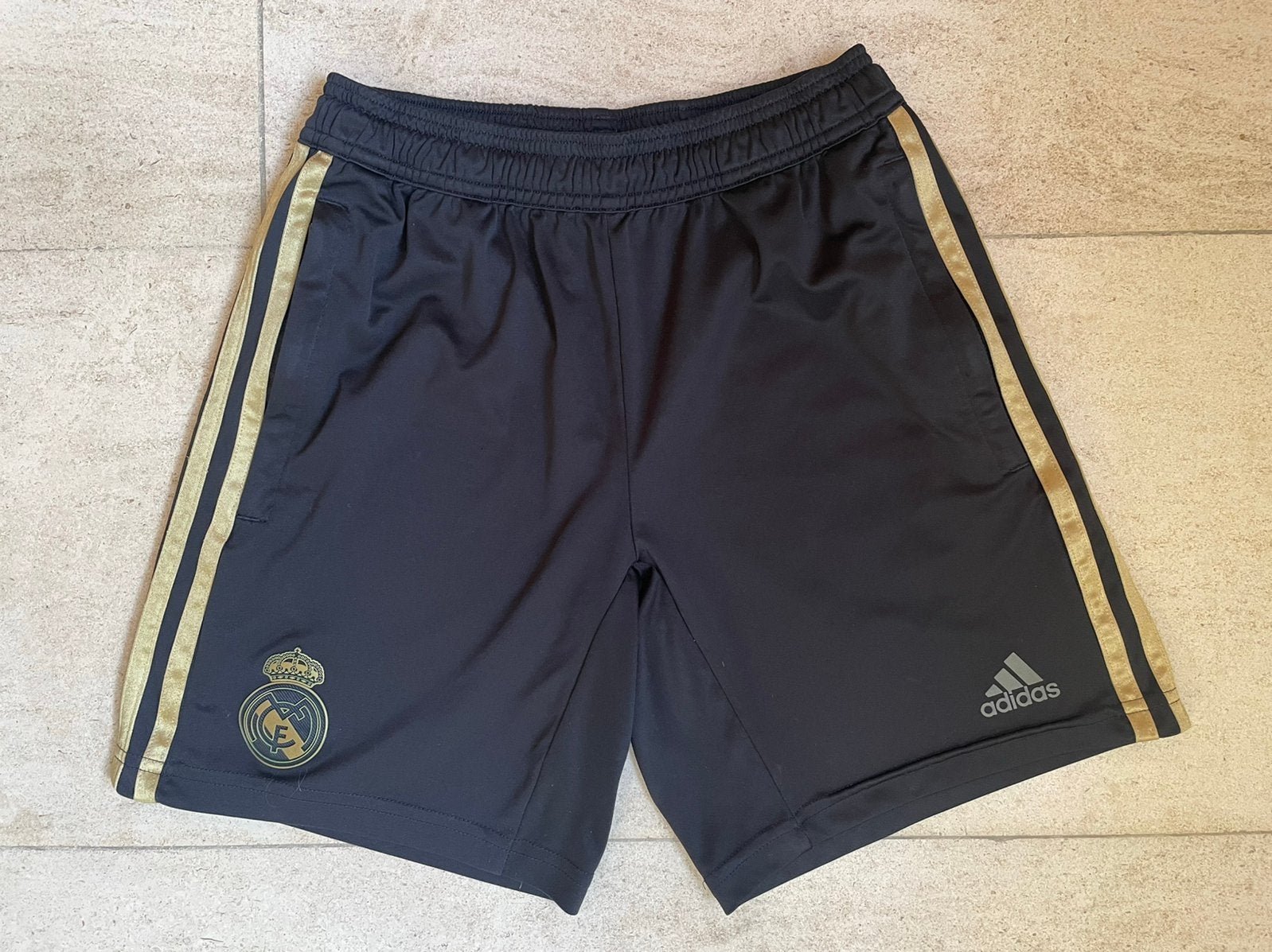 Voetbalshort Real Madrid Adidas maat 152, Enfants & Bébés, Vêtements enfant | Taille 152, Enlèvement ou Envoi, Utilisé, Vêtements de sport ou Maillots de bain