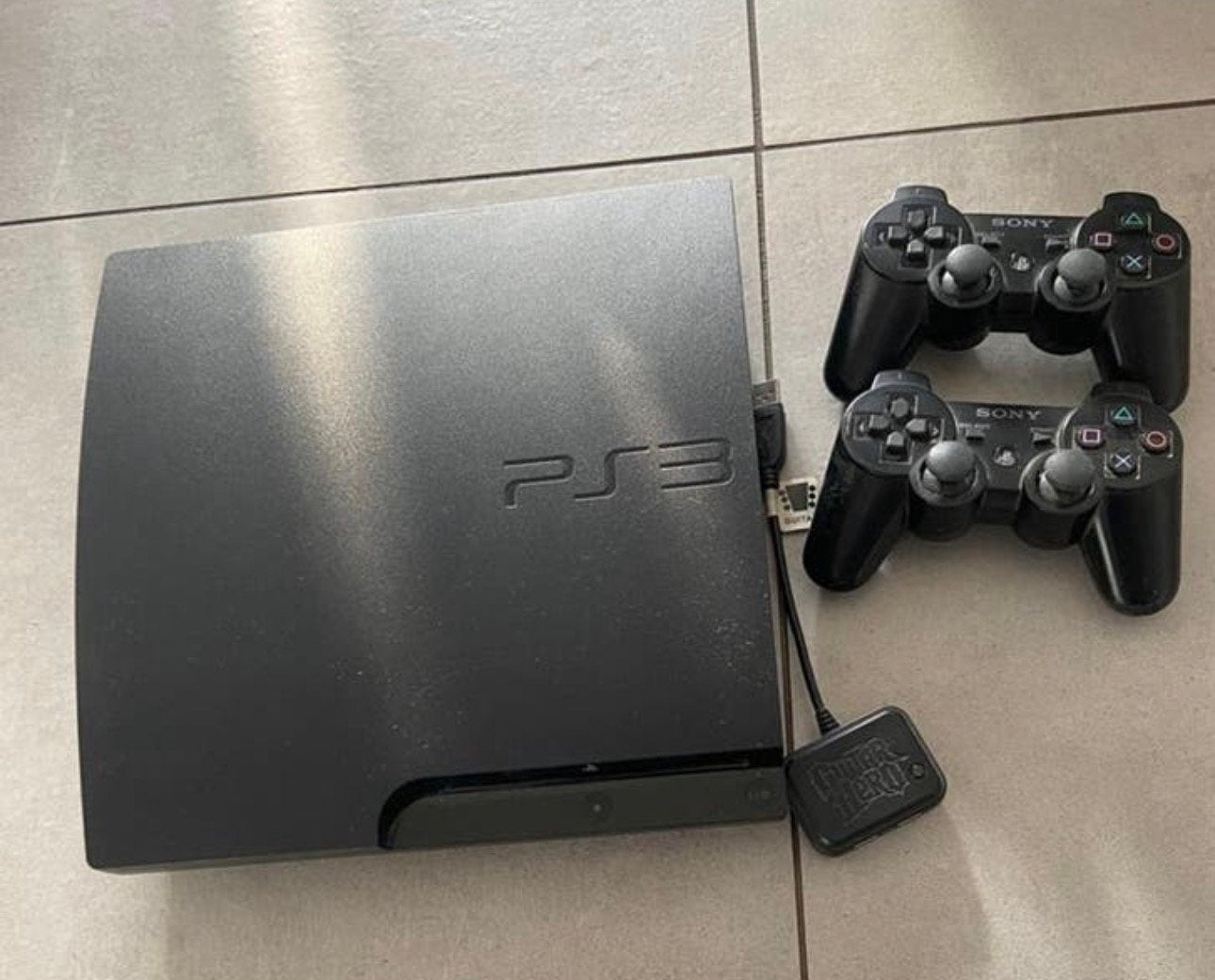 PlayStation 3 Slim | 2 controllers | 15 games | Guitar Hero, Games en Spelcomputers, Spelcomputers | Sony PlayStation 3, Ophalen