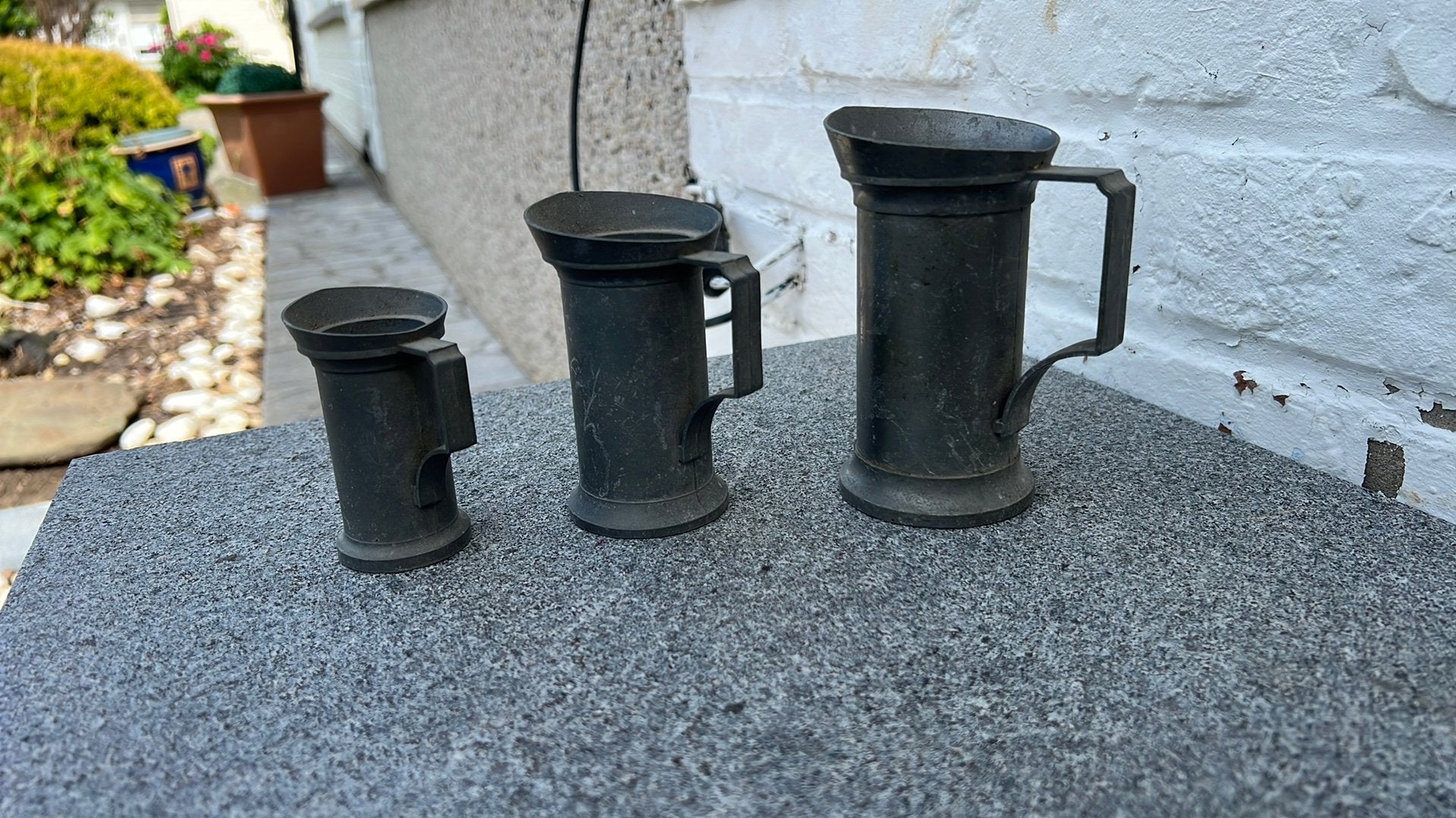 Tasse en étain, Enlèvement