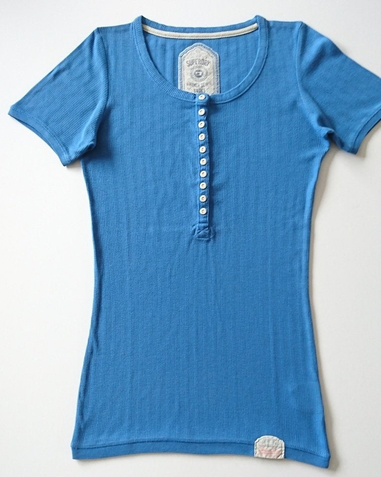 T-shirt met 10 witte knoopjes vooraan | M | Superdry, Kleding | Dames, T-shirts, Maat 38/40 (M), Ophalen of Verzenden, Zo goed als nieuw