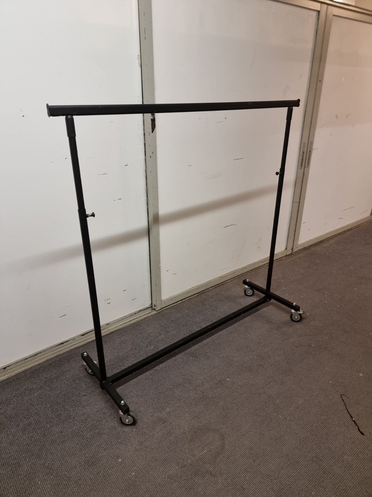 Porte-vêtements sur roulettes, Enlèvement