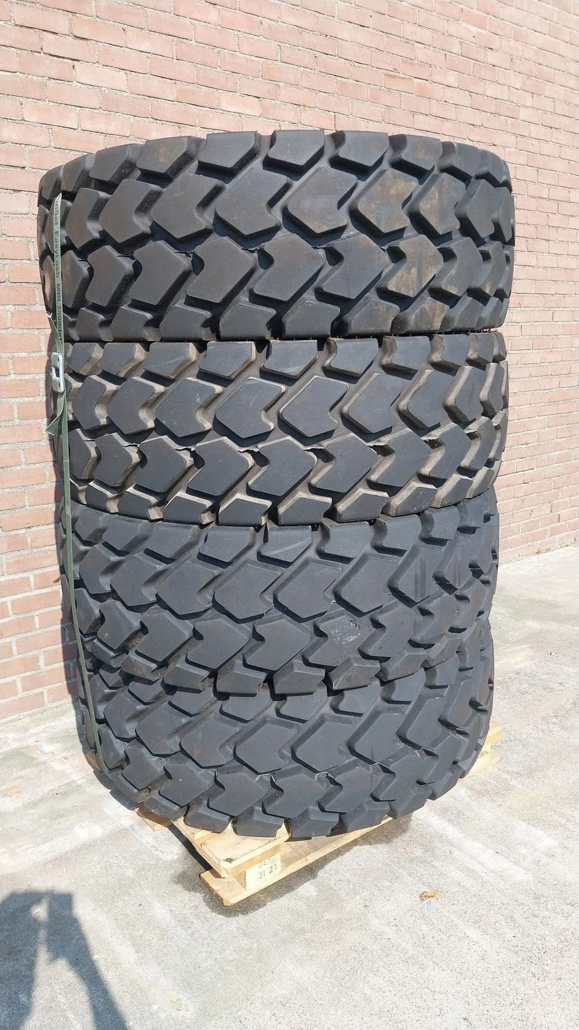 Goodyear titan 20.5R25 tires / Made in US / Unused / 24x, Articles professionnels