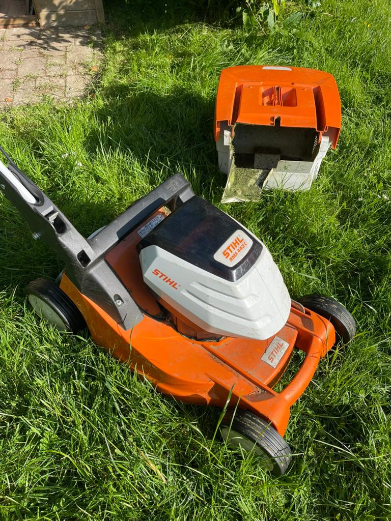 Tondeuse Sthil rm443, Tondeuses à gazon sur batterie, Démarrage électrique, Tondeuse rotative, 40 à 49 cm