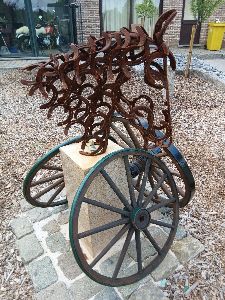 kunstwerk &  paardenhoofd uit hoefijzers + eiken karwielen, Antiek en Kunst, Kunst | Schilderijen | Modern, Ophalen, Dieren, Metaal
