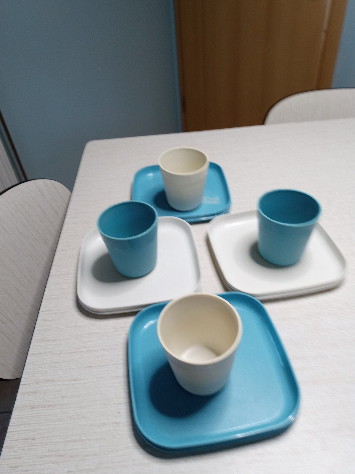 av 4 assiettes et 4 verres Tupperware emboîtable bleu et bla, Enlèvement ou Envoi, Utilisé, Autres types, Bleu