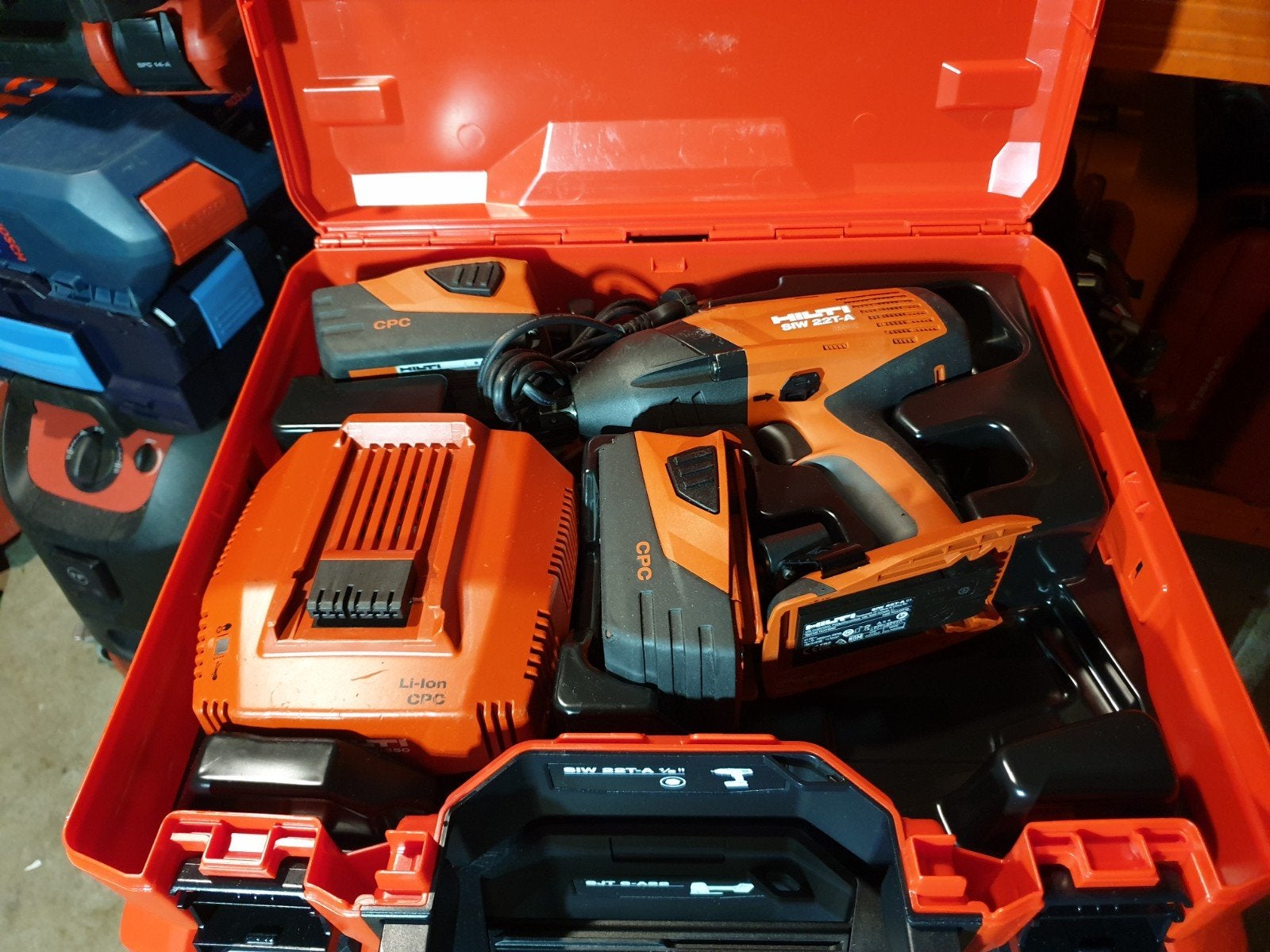 Hilti boloneust + 2X Batterie  chargeur coffre, Enlèvement, Comme neuf
