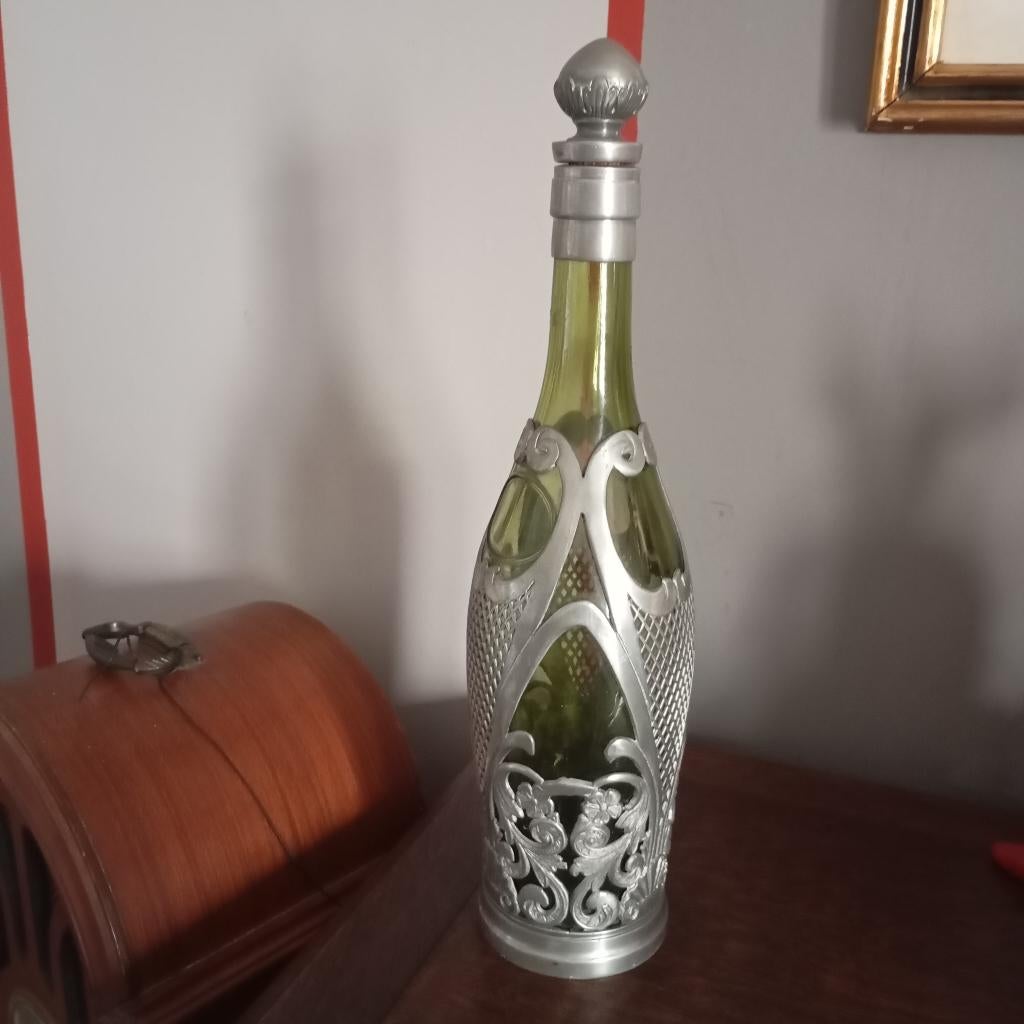 bouteille joliment décorée en verre vert et étain, Enlèvement