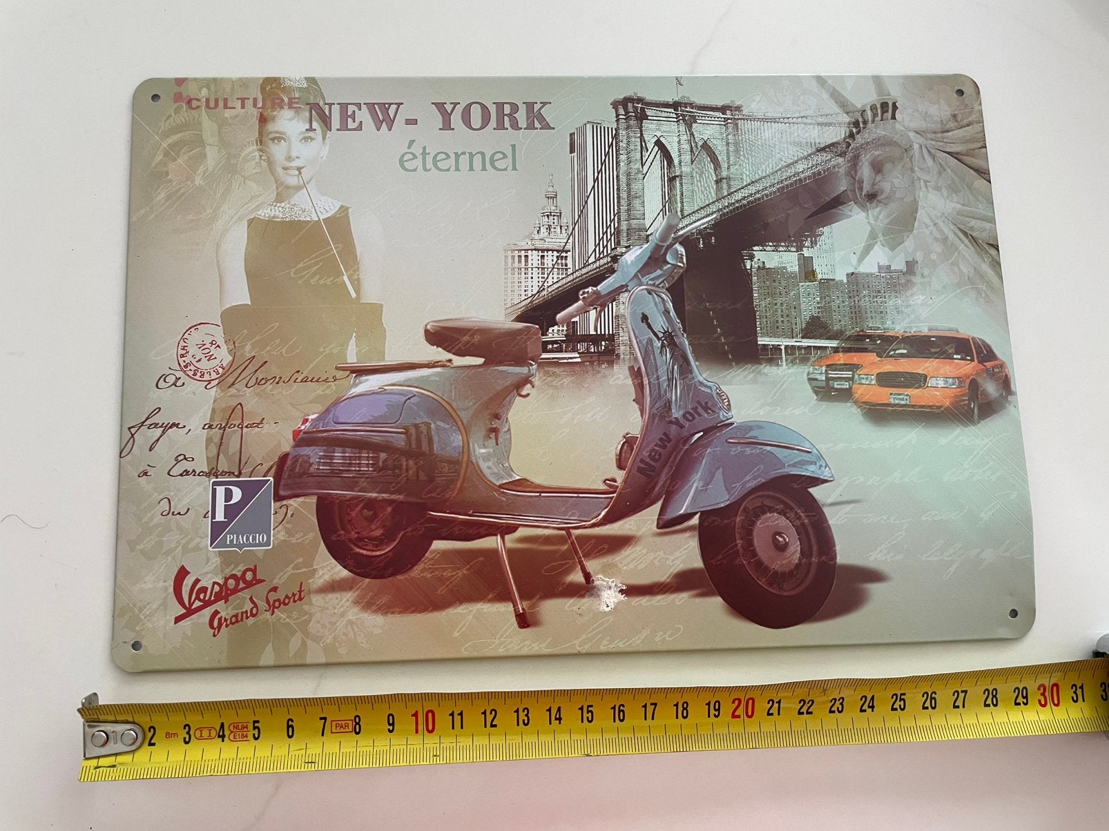 Metalen wandplaat New York Vespa Audrey Hepburn, Minder dan 50 cm, Overige typen, Nieuw, Ophalen of Verzenden