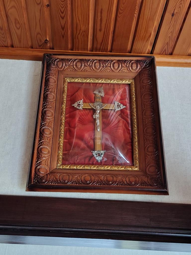 Kruis achter glas, Ophalen