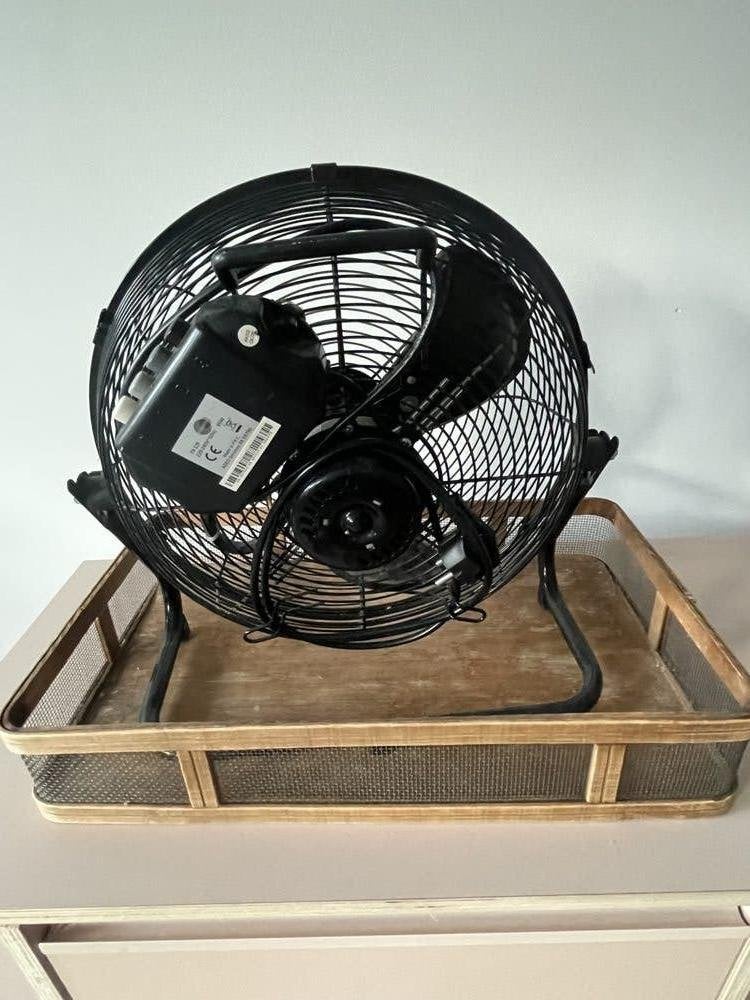 Zwarte metalen vloerventilator, Elektronische apparatuur, Ophalen, Gebruikt, Vloerventilator