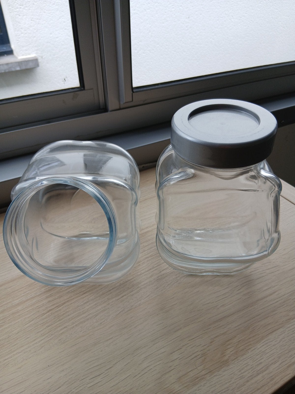 Glazen potten, Ophalen
