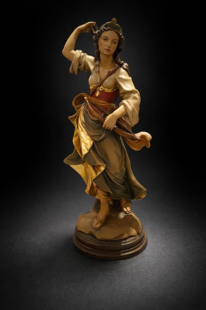 Houten sculptuur van Diana, de Romeinse godin van de jacht., Houtsnijwerk, Ophalen of Verzenden, 20 - 50 cm, Handgemaakt