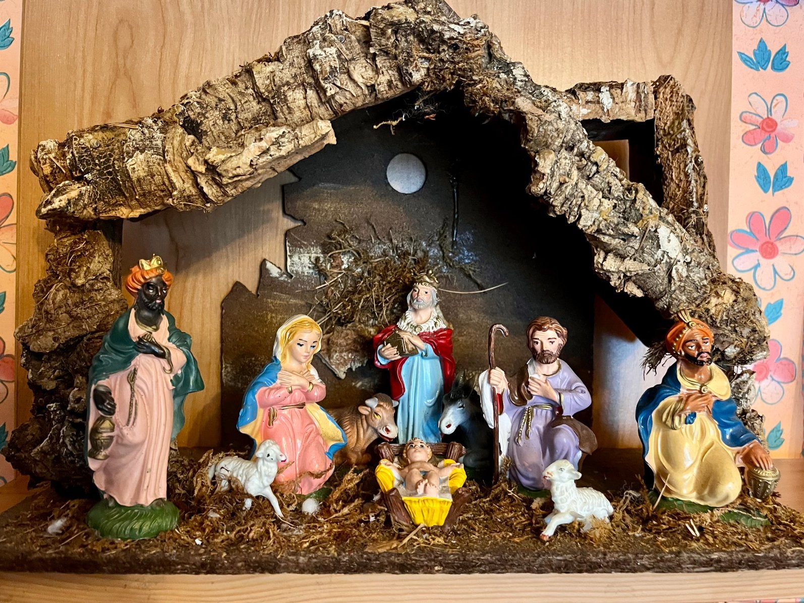 Mooie complete kerststal met schors en figuren, Ophalen, Zo goed als nieuw