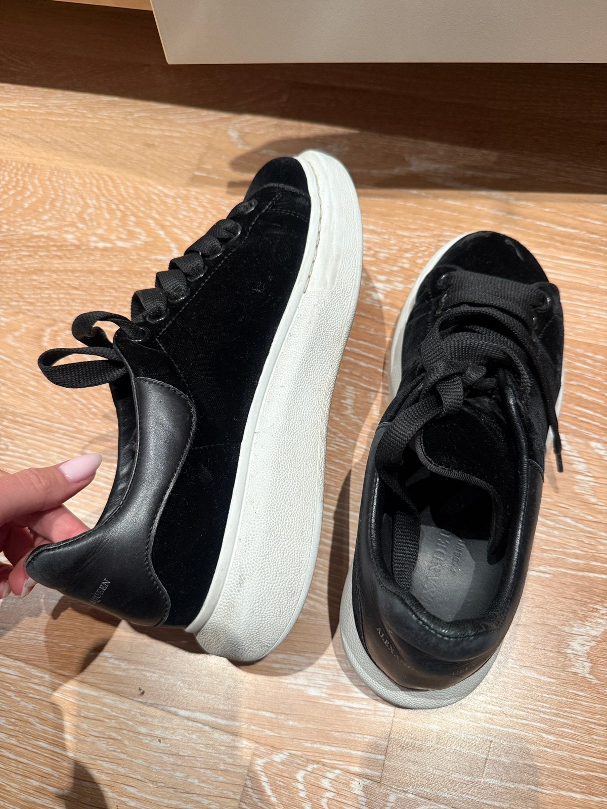 velours Alexander McQueen sneakers oversized - Taille 39, Enlèvement, Comme neuf, Noir, Sneakers et Baskets