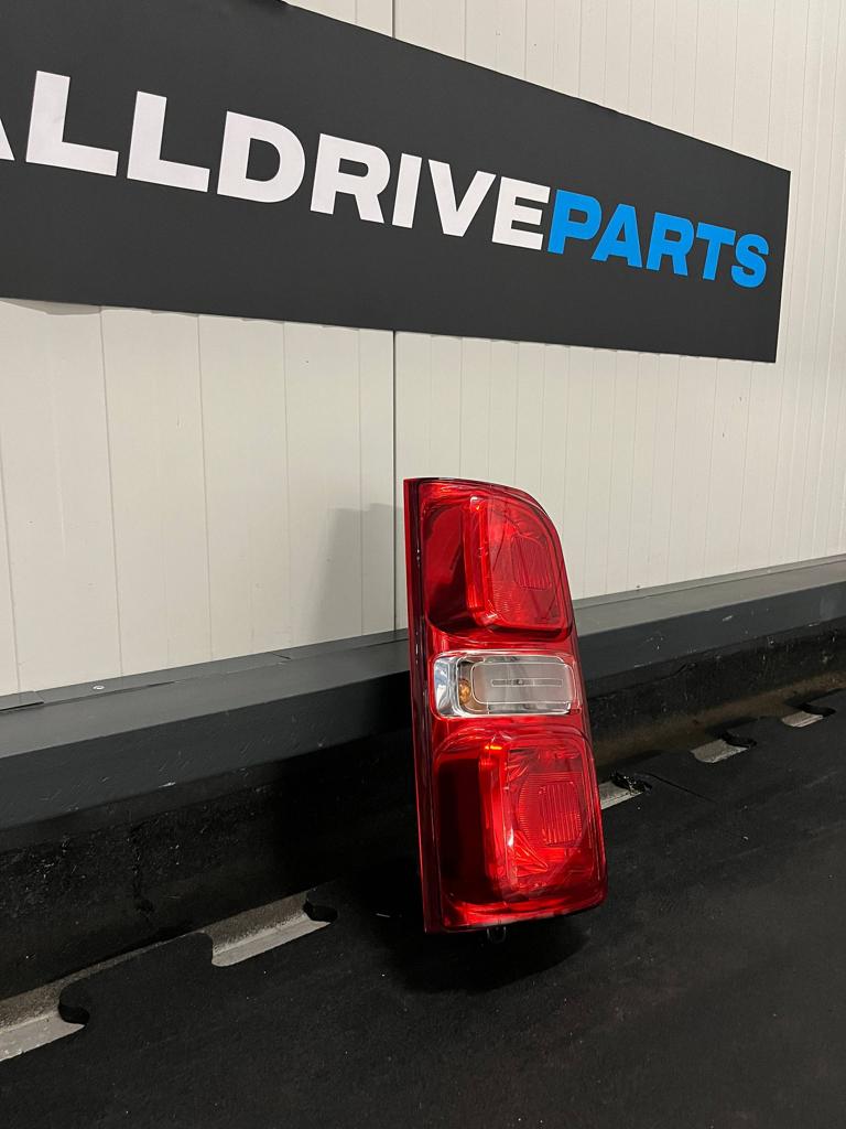 Opel Vivaro / Peugeot Expert Achterlicht links 9829503580, Gebruikt, -, -, Ophalen of Verzenden
