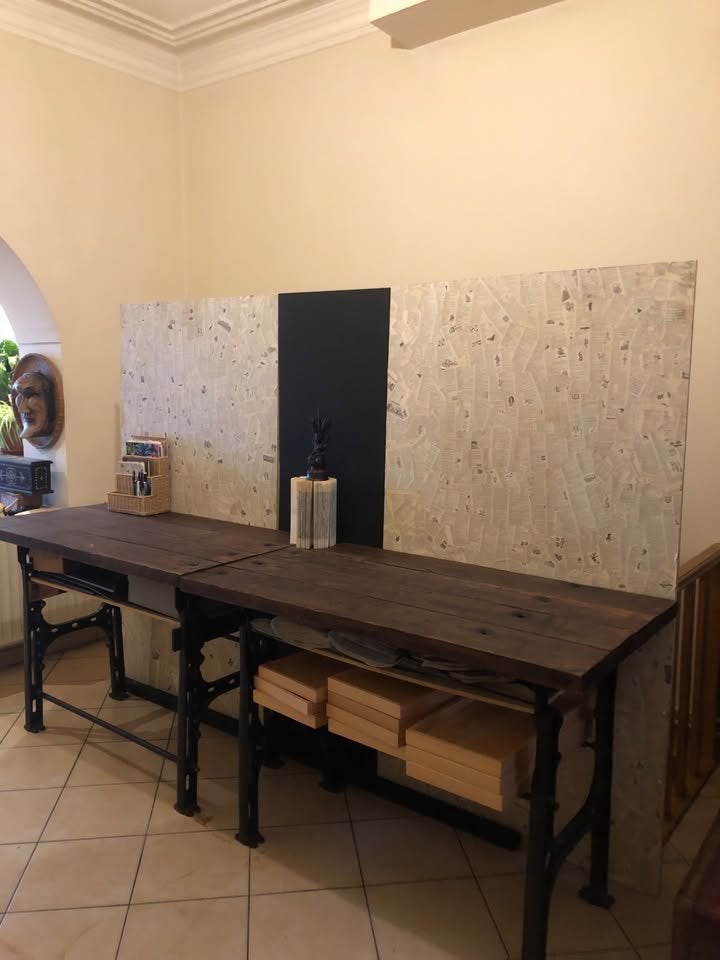 2 Tables bois massif avec élégant piètement industriel, Enlèvement