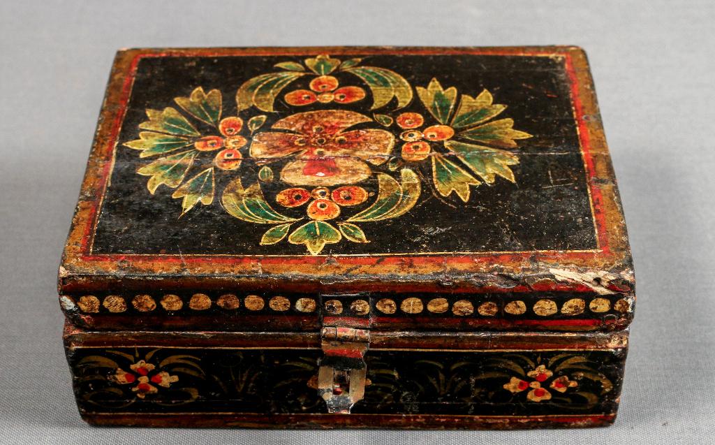 Ancienne boîte indienne de 15 cm sur 11, Enlèvement