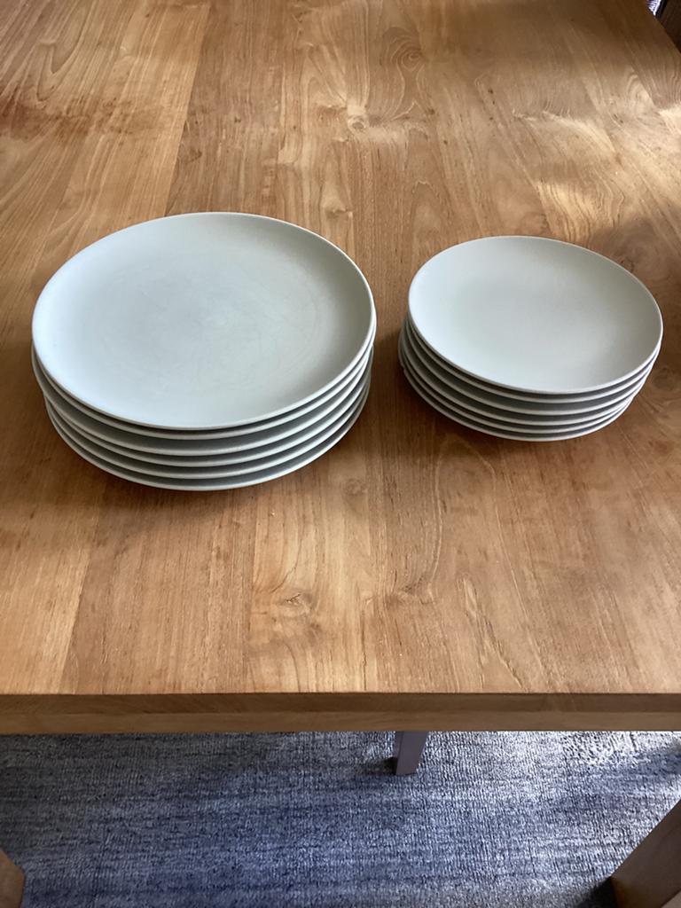 12  assiettes blanc cassé, Maison & Meubles, Enlèvement, Comme neuf