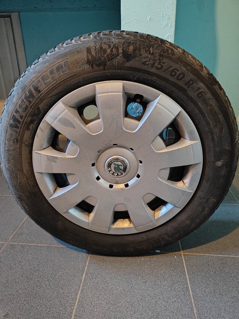 Wielen op velg (4 stuks) voor Skoda Superb / 215/60 R16, Autos : Pièces & Accessoires, Pneus & Jantes, Pneus et Jantes, Pneus hiver