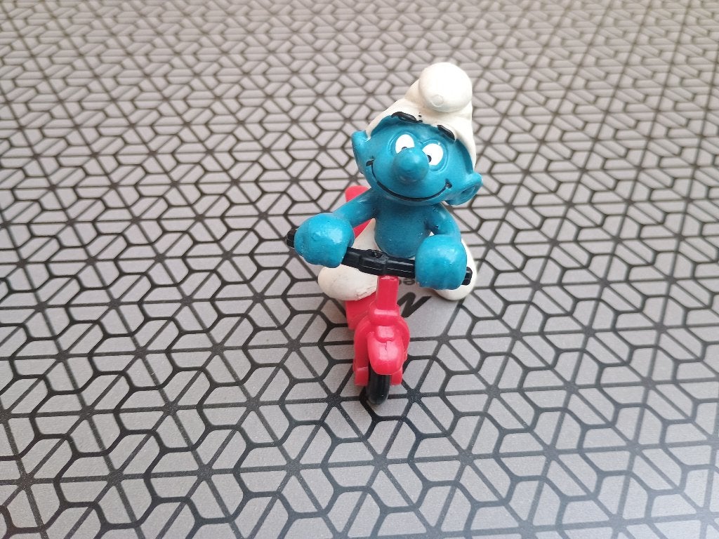 Superschtroumpf  sur une trottinette 4.0230, Enlèvement ou Envoi, Utilisé, Autres Schtroumpfs, Poupée, Figurine ou Peluche