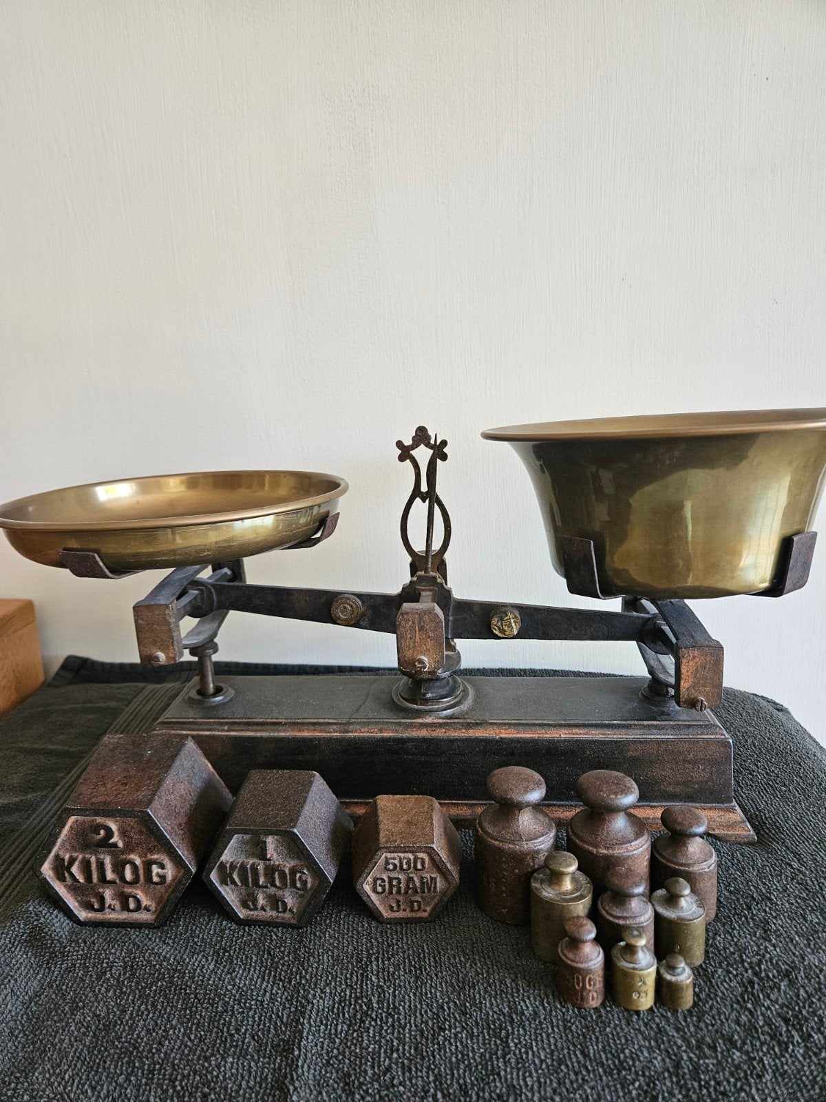 Antieke balansweegschaal met messing schalen + oude gewichte, Enlèvement