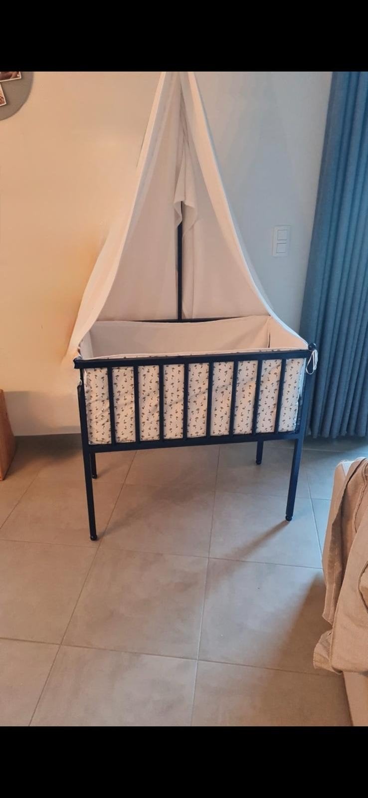 Prachtige donkerblauwe babywieg inclusief matras – €200, Enlèvement, Comme neuf, Berceau