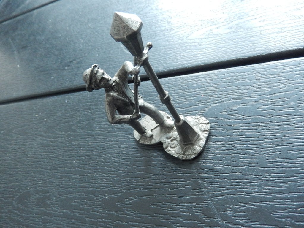 2 tinnen figuurtjes(smid en lantaarnaansteker) zgan, Ophalen of Verzenden