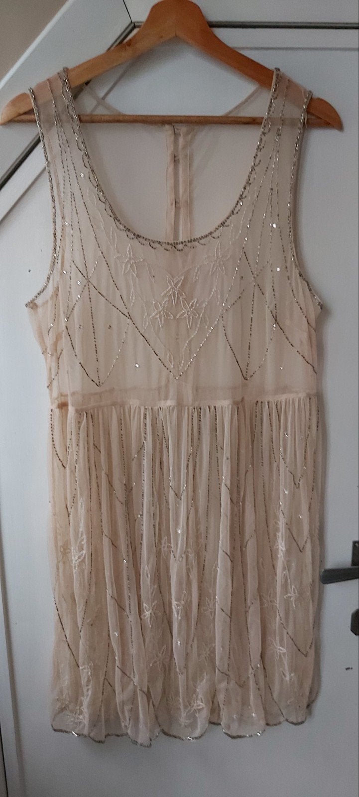 Prachtig jurkje bezet met kraaltjes large New Look, Kleding | Dames, Gelegenheidskleding, New Look, Maat 42/44 (L), Cocktailjurk