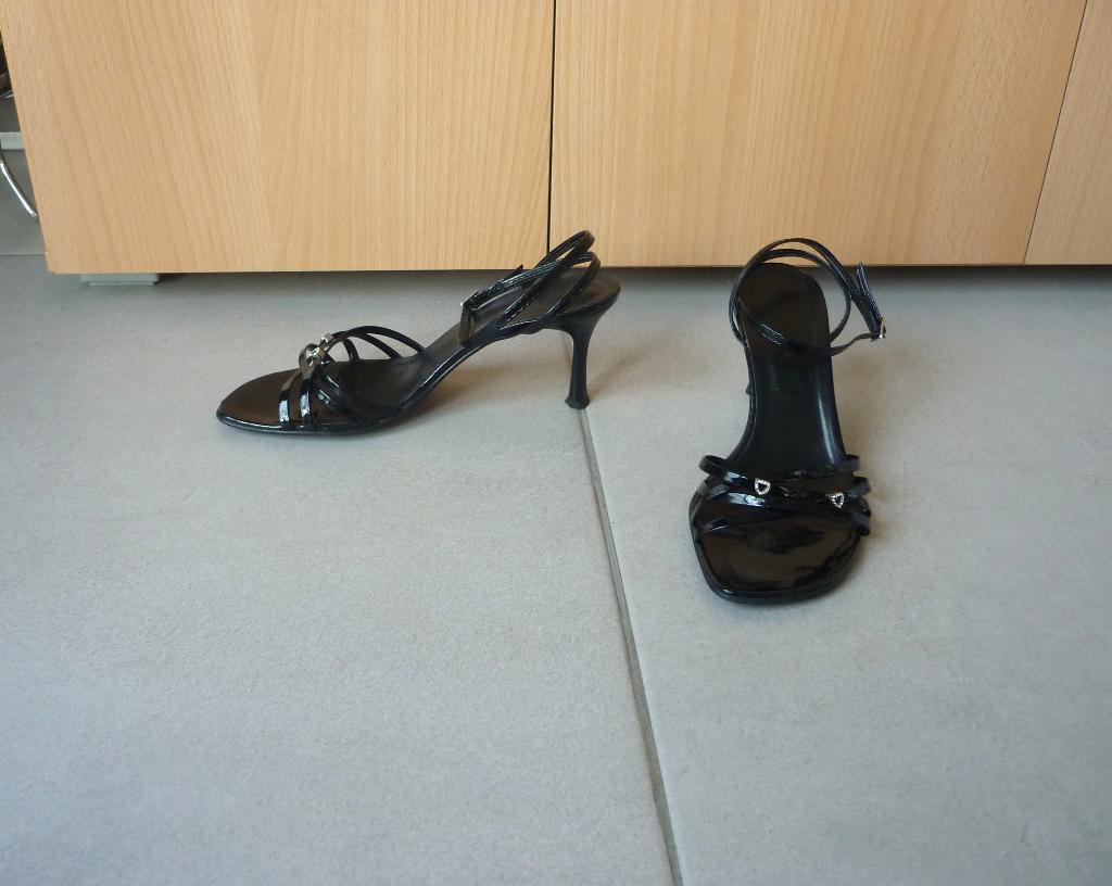 Zwarte neplaklederen hakken schoenen strass hartjes Maat 37, Kleding | Dames, Schoenen, Ophalen of Verzenden