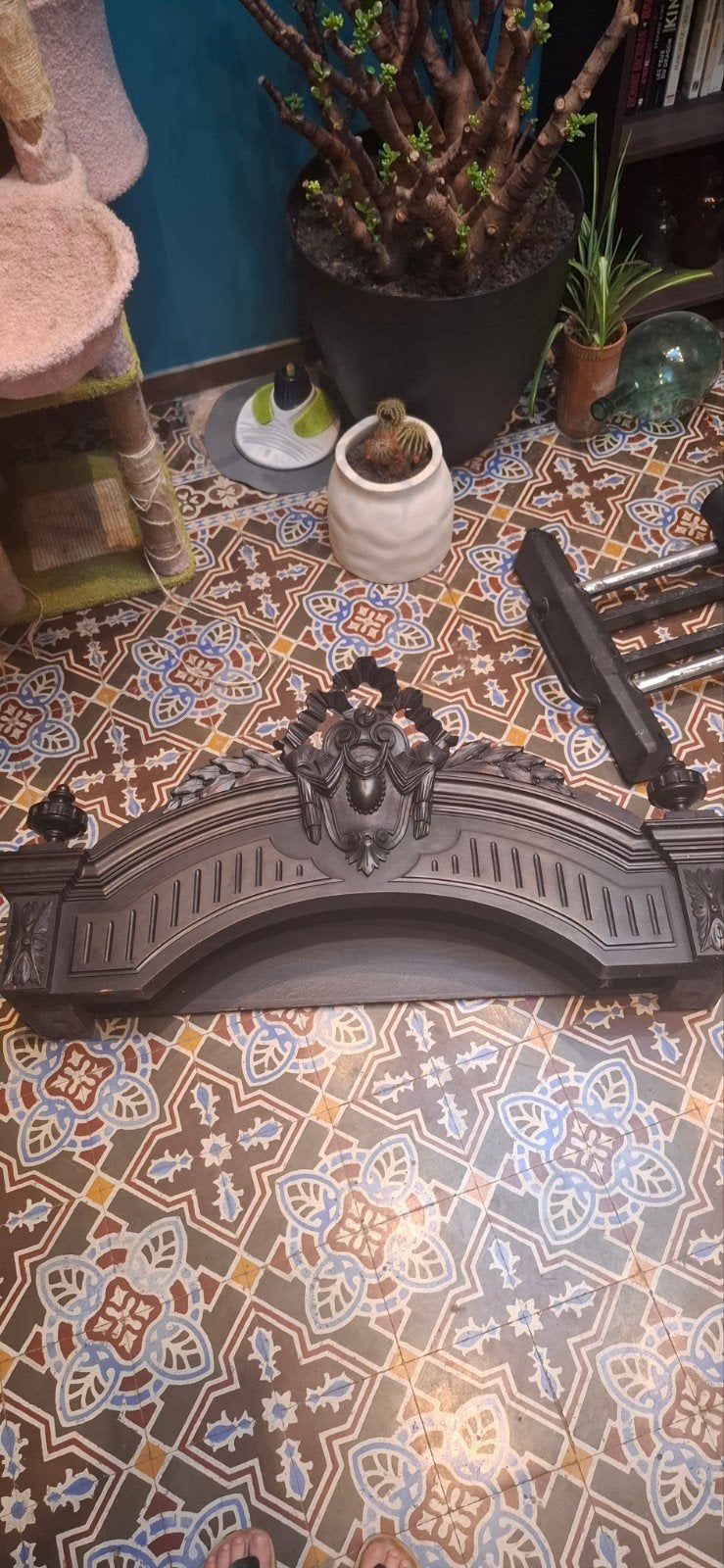 Fronton ancien en bois sculpté XIXe siècle, Enlèvement