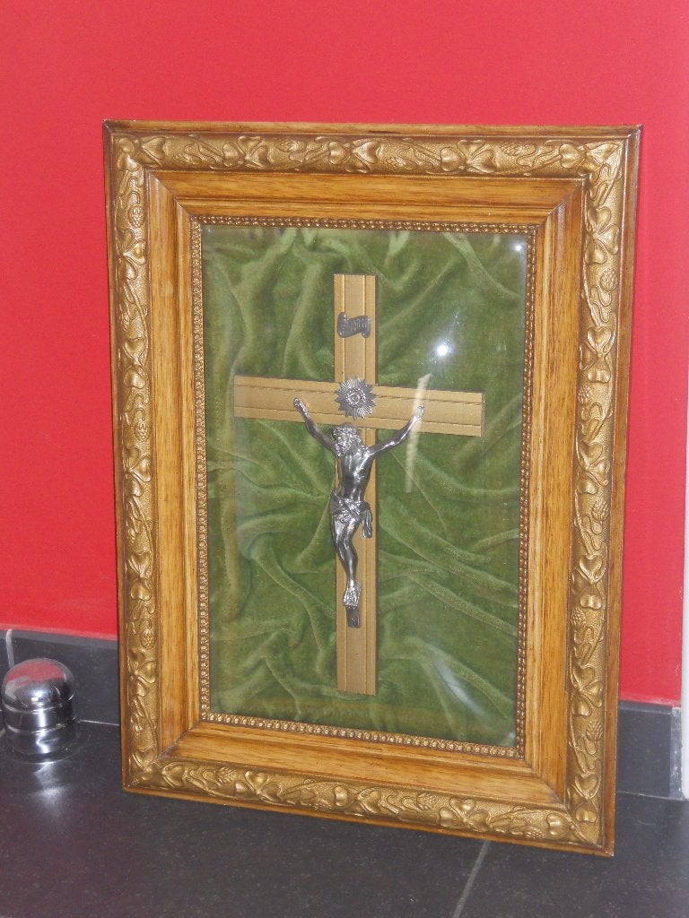 Cadre crucifix, Enlèvement