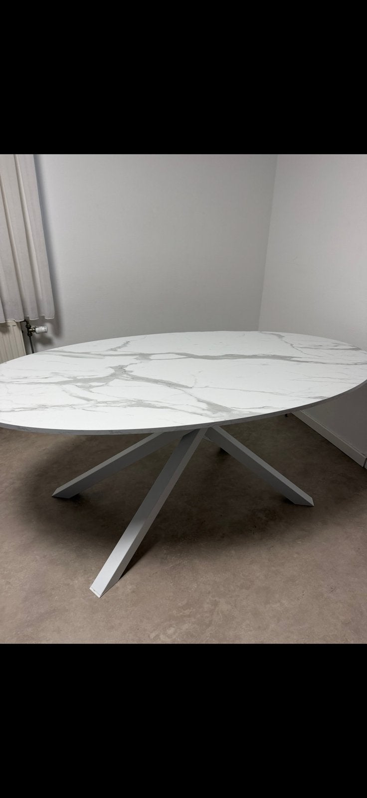 Table à manger ovale aspect van marbre en parfait état, Maison & Meubles, Enlèvement, Comme neuf, Ovale