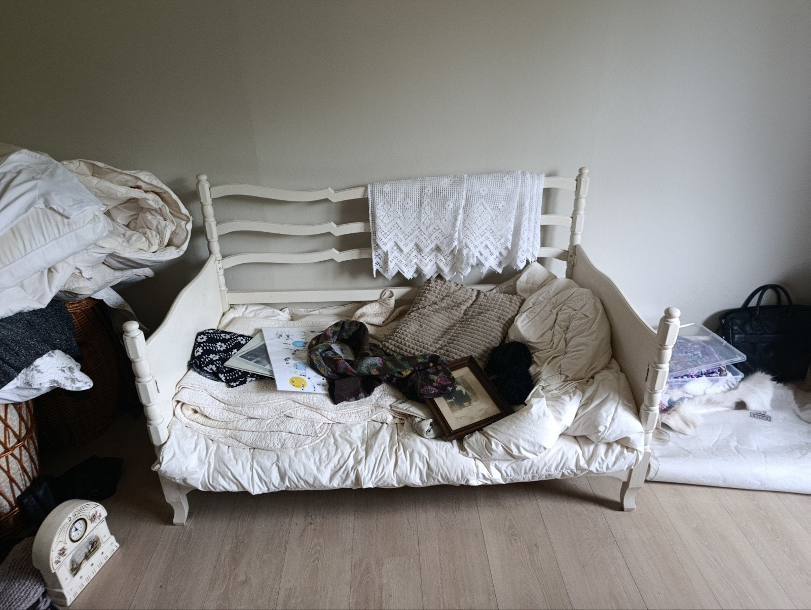 Bergère banquette en bois, Enlèvement