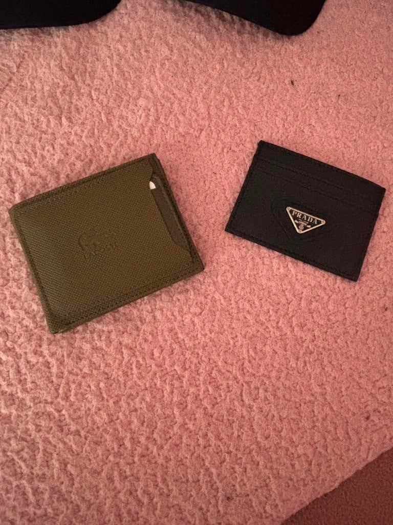 Porte carte prada ou porte feuille lacoste, Handtassen en Accessoires, Portemonnees, Ophalen of Verzenden, Zo goed als nieuw
