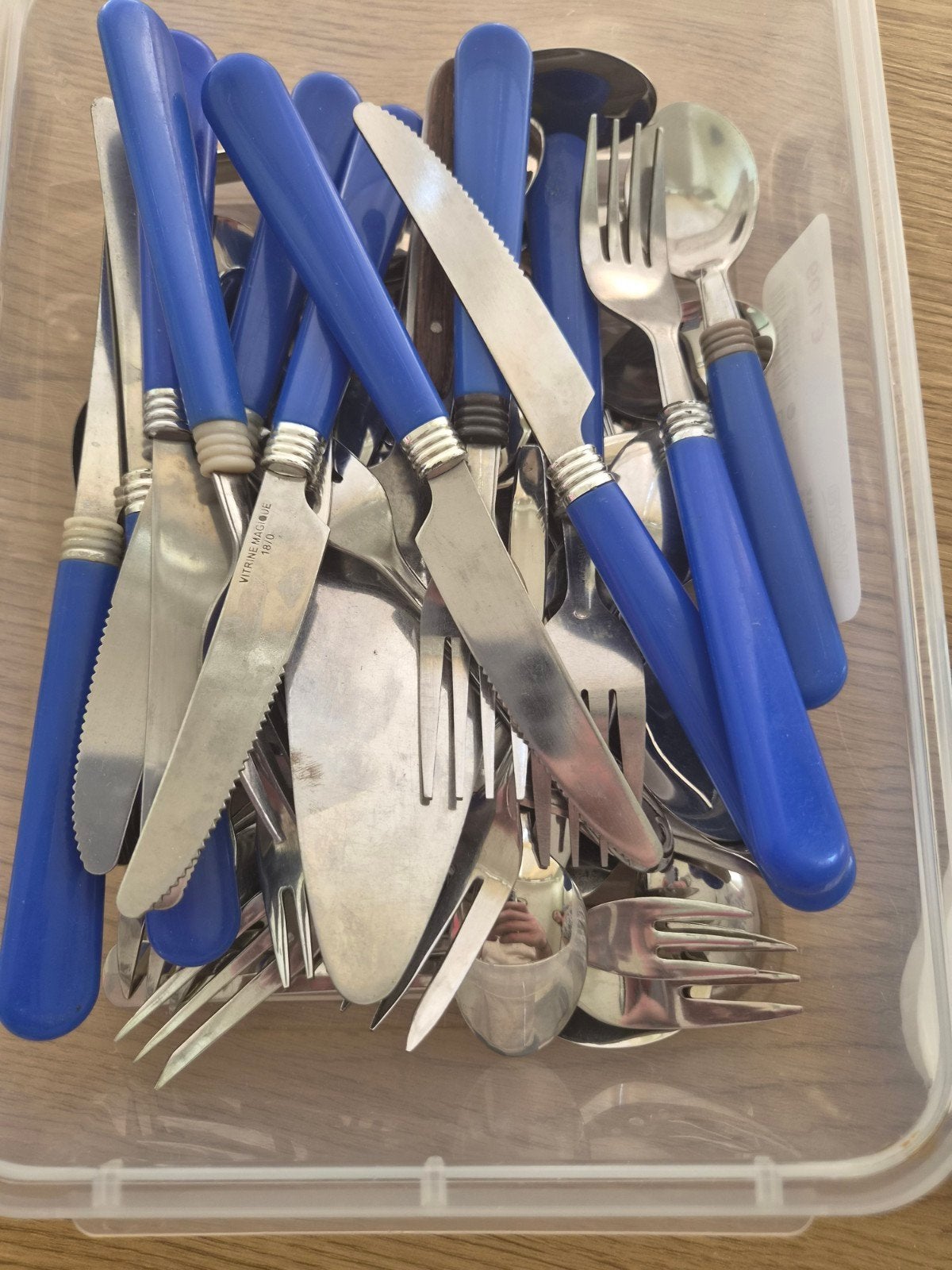 Een bak blauw kleurig eetservice lepels vorken messen.., Ophalen of Verzenden