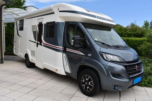 Motorhome Rapido 696FF 150pk - 26.300km - Premium edition, Caravans en Kamperen, 7 tot 8 meter, Tot en met 4, Luifel, Hefbed